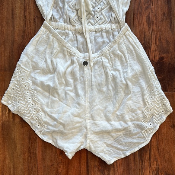 Beachey white romper. Ties in the back. Rip curl. - Picture 6 of 8